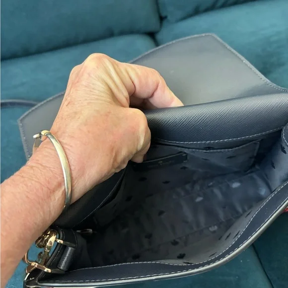 NWT Kate Spade New York crossbody with beautiful flowers - Picture 3 of 8